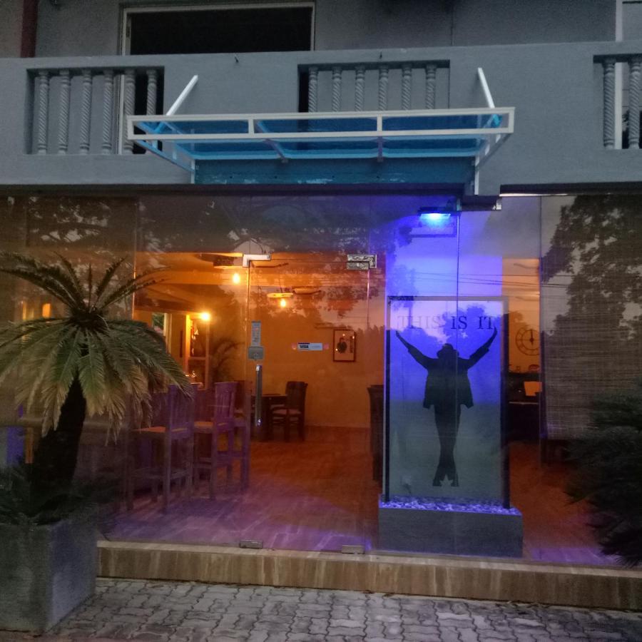 This Is It Airport Hotel And Restaurant Negombo Buitenkant foto