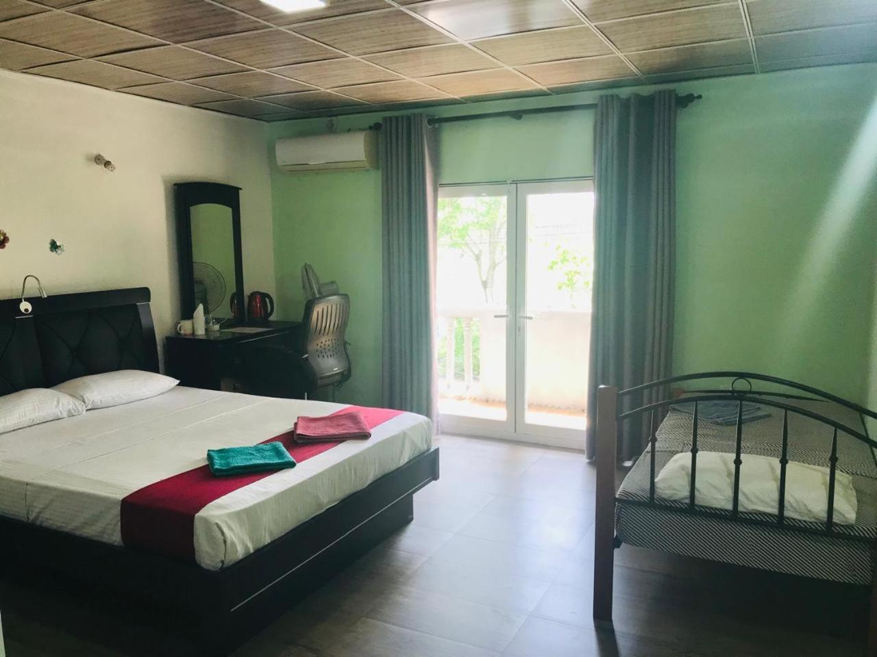 This Is It Airport Hotel And Restaurant Negombo Buitenkant foto